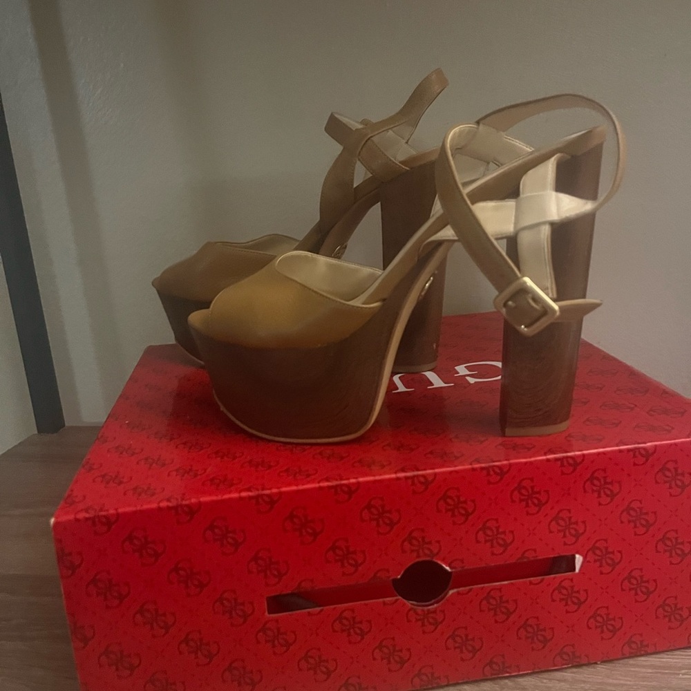 Guess platform shoe. Size 9